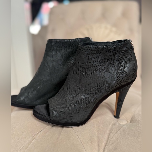 SOLD!! Chanel CC Lace Design Heels. - Picture 3 of 5